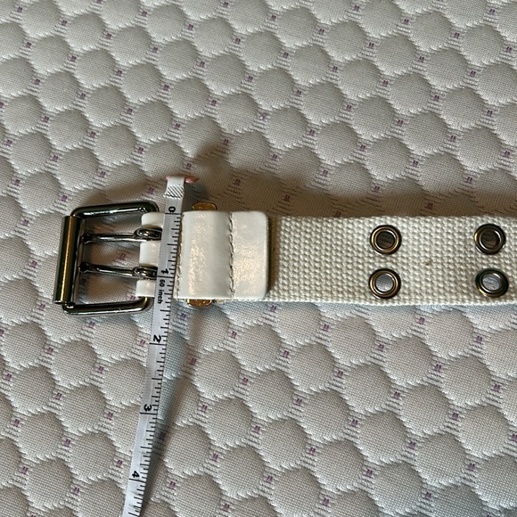 White fabric belt with metal fixtures - Picture 4 of 7